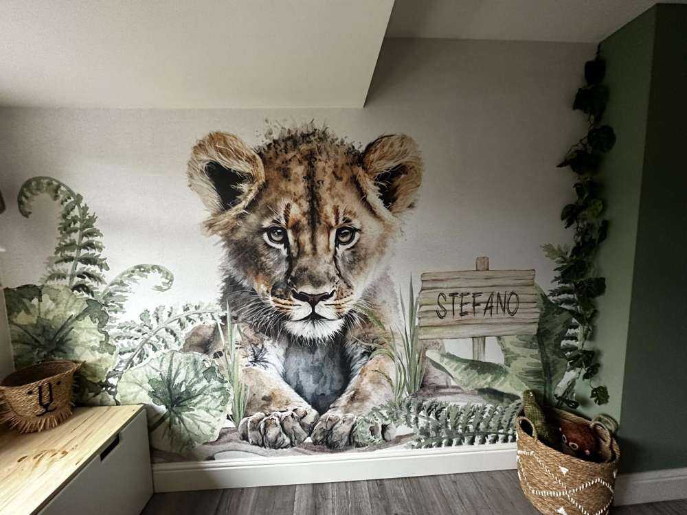 Bébé lion dans la jungle