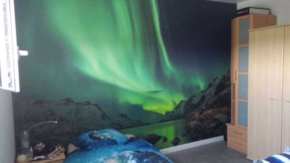 Aurore boréale entre deux fjords