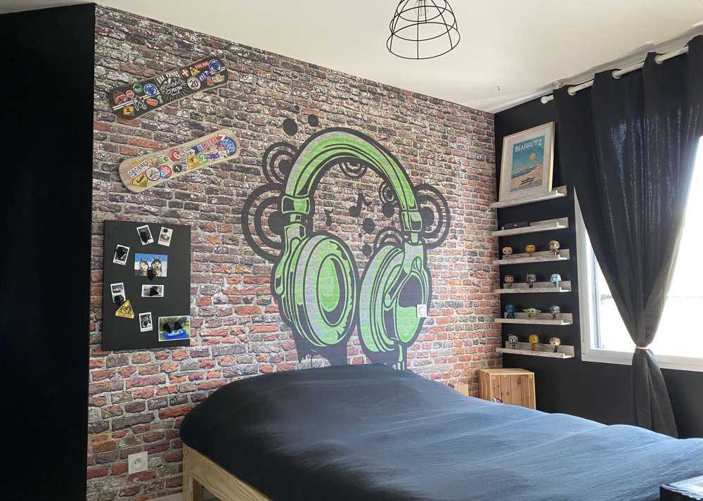 Graffitis sur un vieux mur de briques