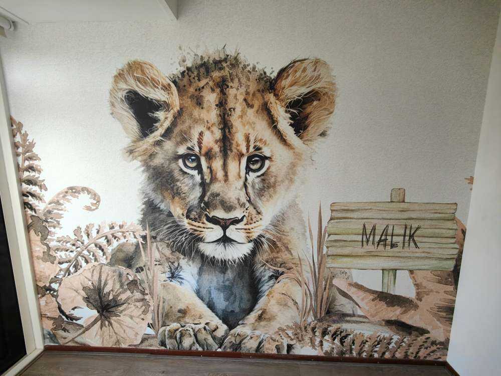 Bébé lion dans la jungle taupe