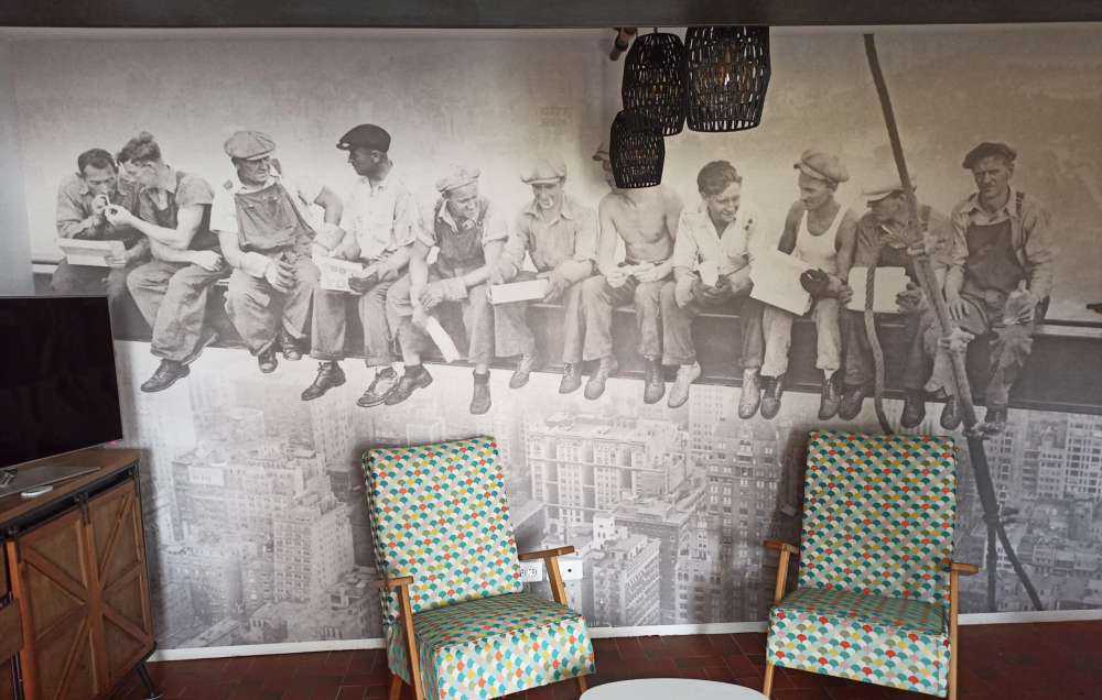 Déjeuner dans un gratte-ciel