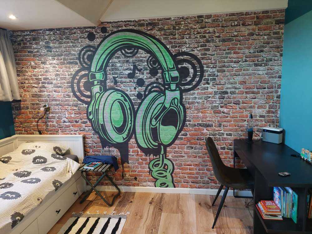 Graffitis sur un vieux mur de briques