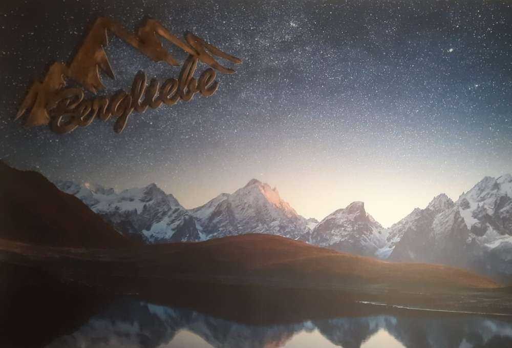 Montagnes enneigées la nuit