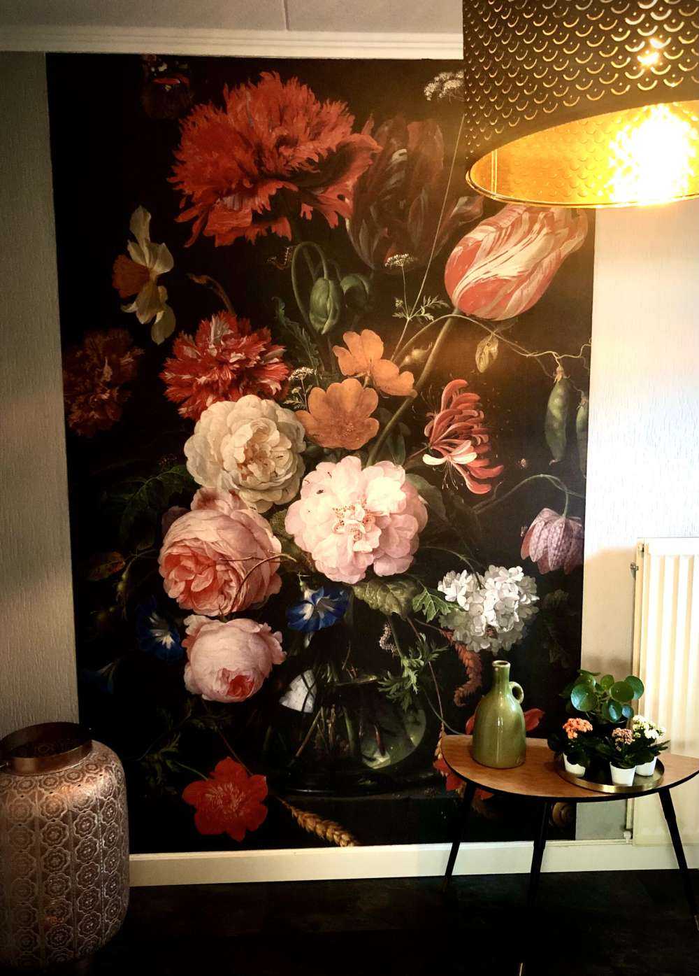 Nature morte aux fleurs dans un vase en verre