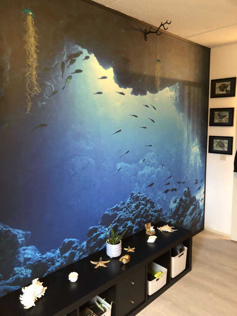 Grotte sous-marine avec des poissons