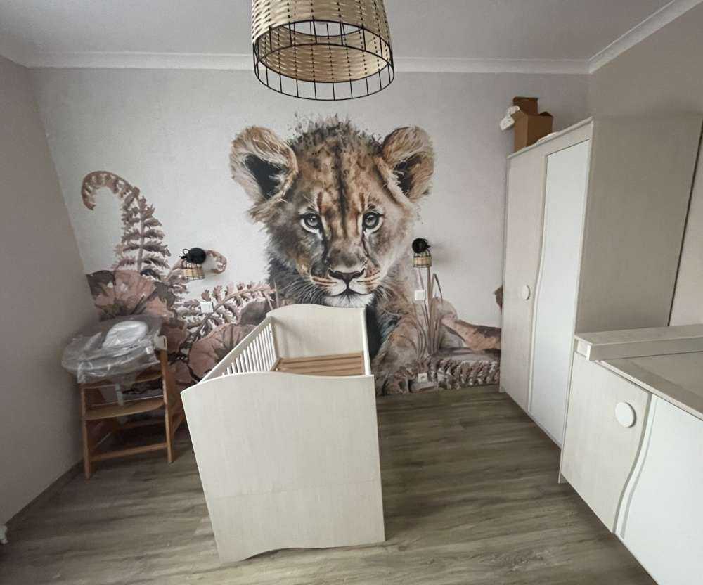 Bébé lion dans la jungle taupe