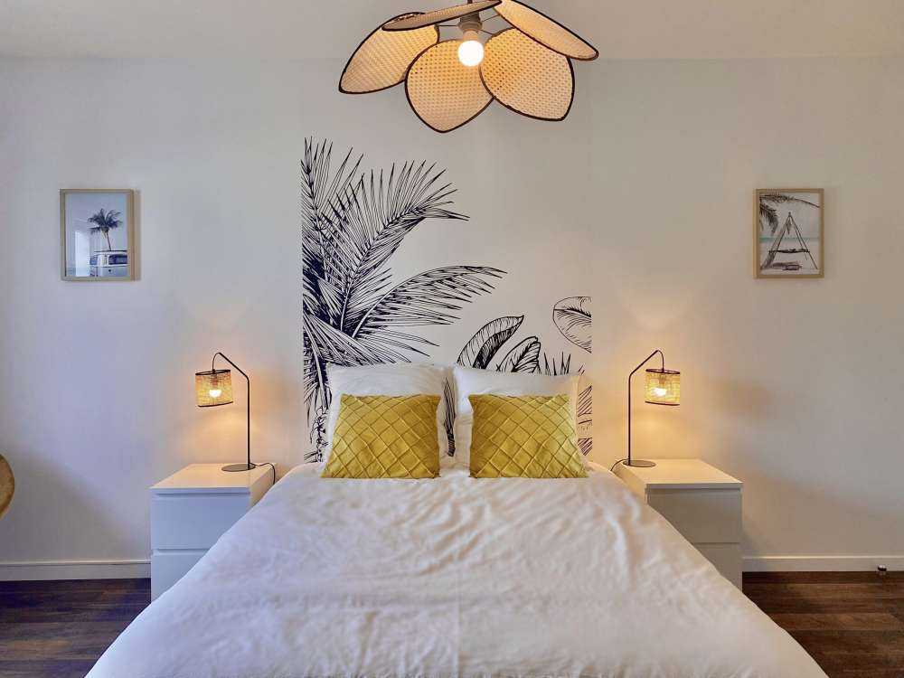 Palmiers et feuilles de bananier