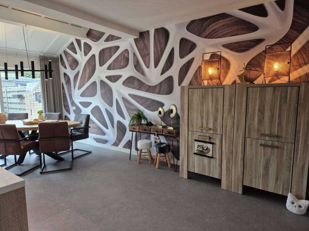 Motif blanc sur bois