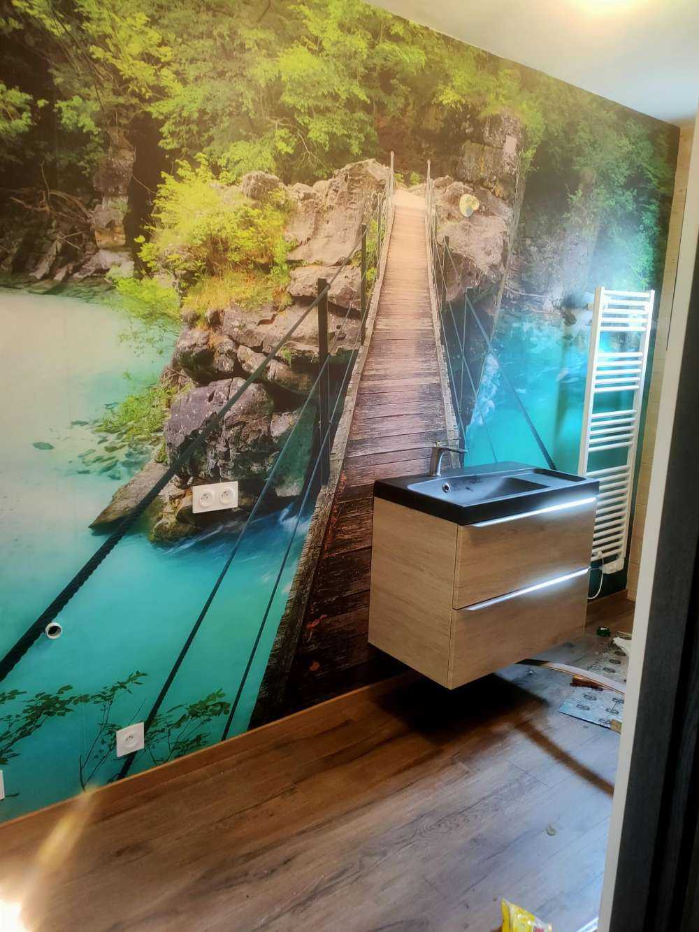 Pont sur une belle rivière bleue