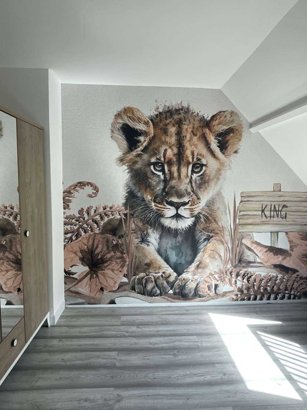 Bébé lion dans la jungle taupe