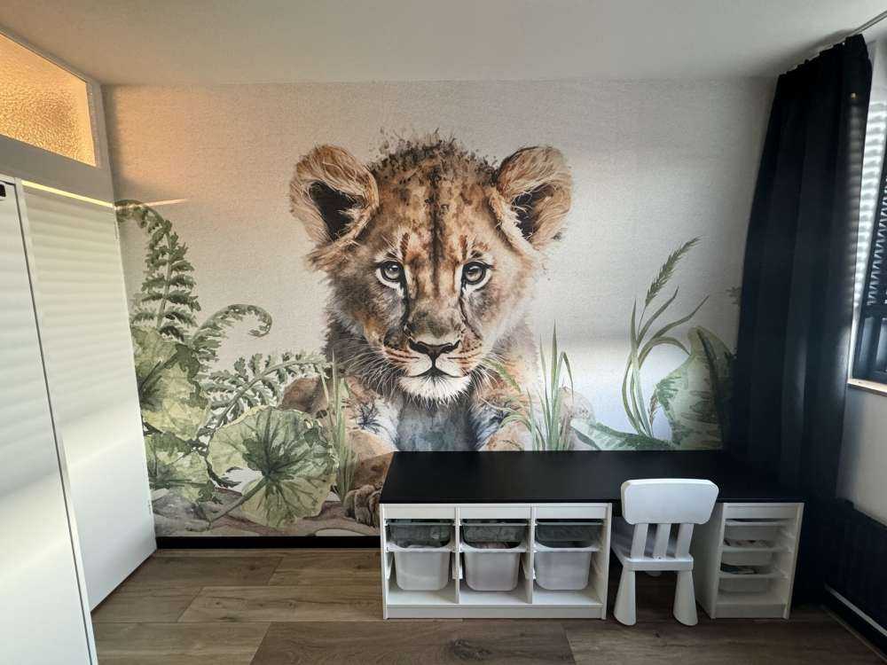 Bébé lion dans la jungle