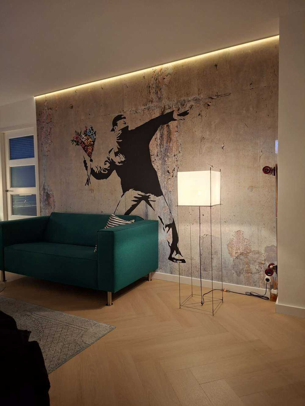Banksy - Flower thrower, raw concrete