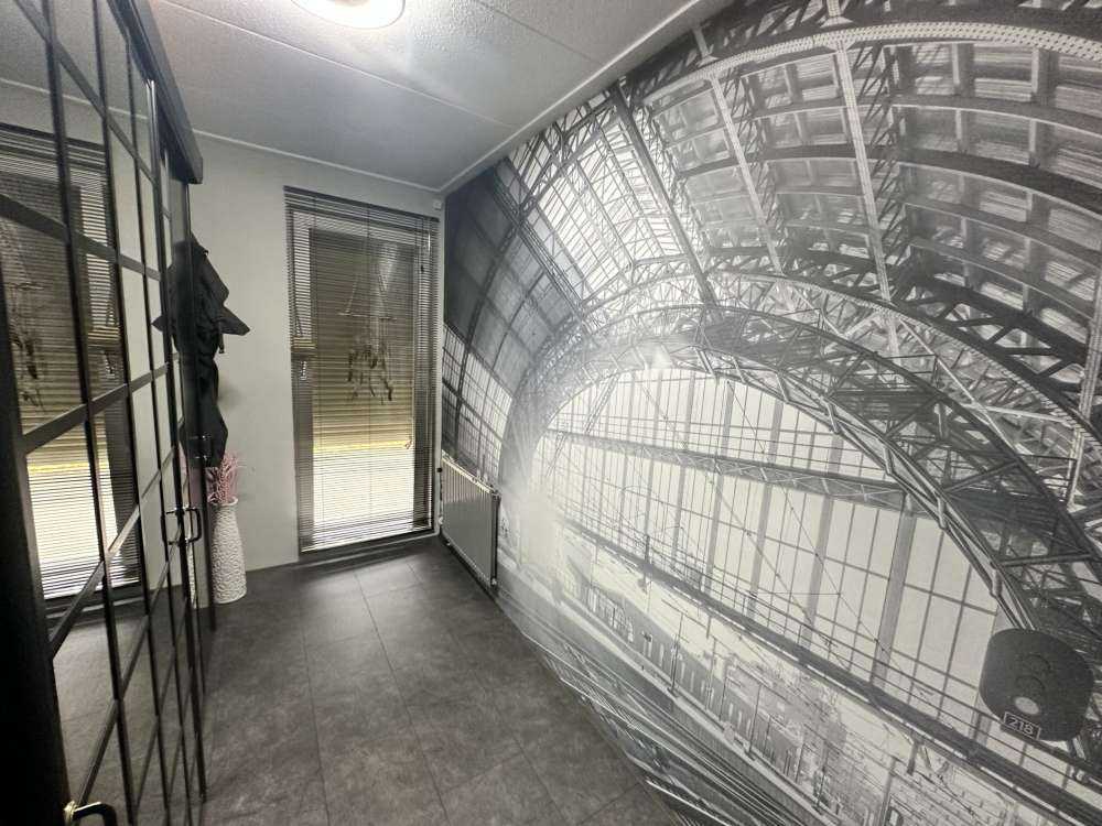 Lever de soleil sur une station en noir et blanc