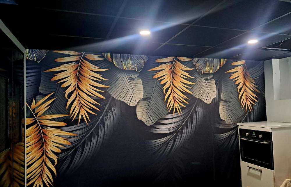 Feuilles sur fond sombre