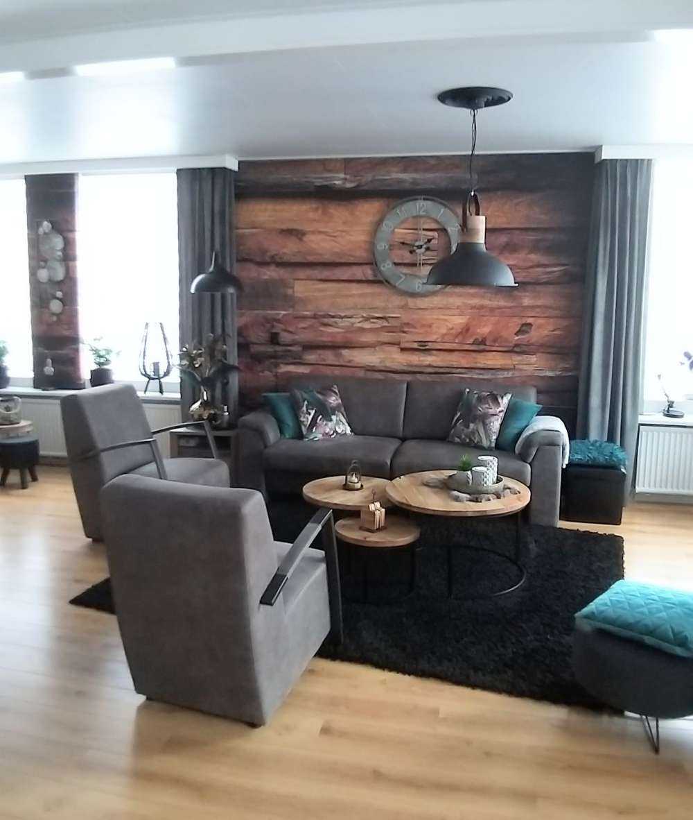 Planches de bois brut