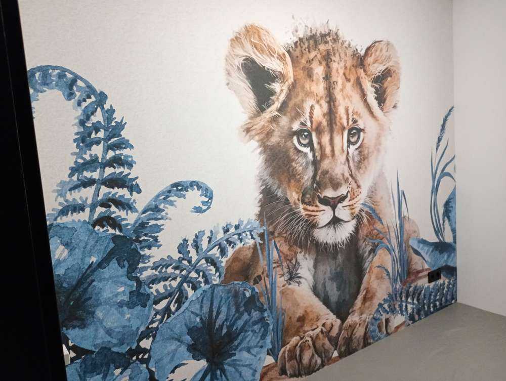 Bébé lion dans la jungle bleu