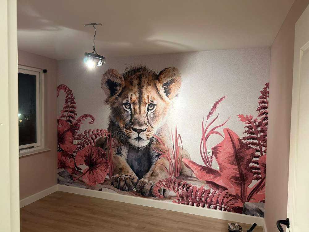 Bébé lion dans la jungle rose