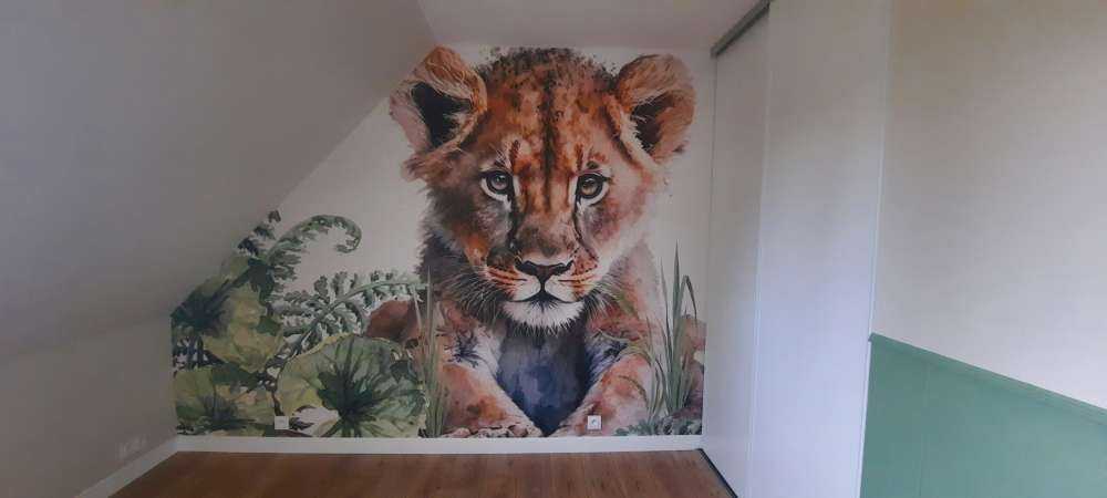 Bébé lion dans la jungle