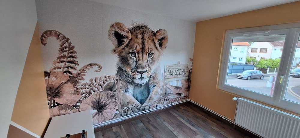 Bébé lion dans la jungle taupe