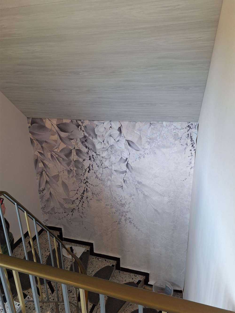 Feuilles sur un mur de marbre