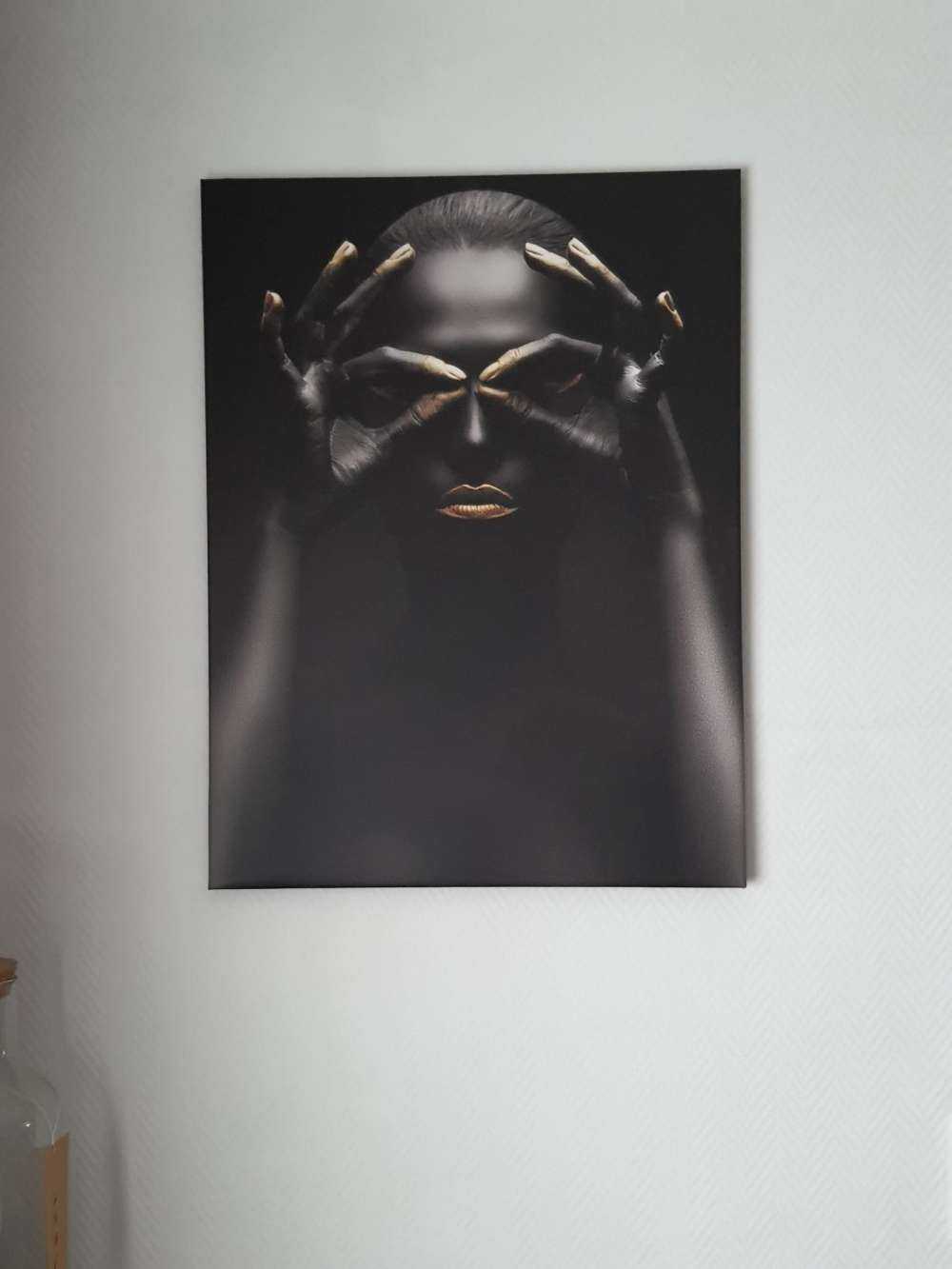 Femme peinte en noir