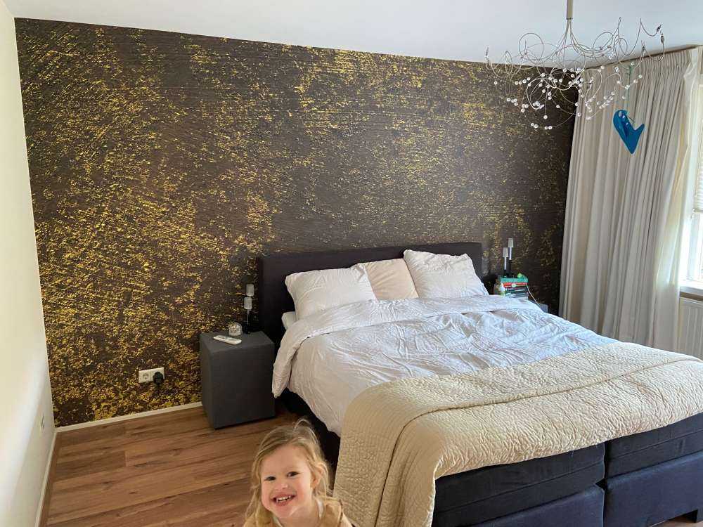 Une structure dorée et rayonnante