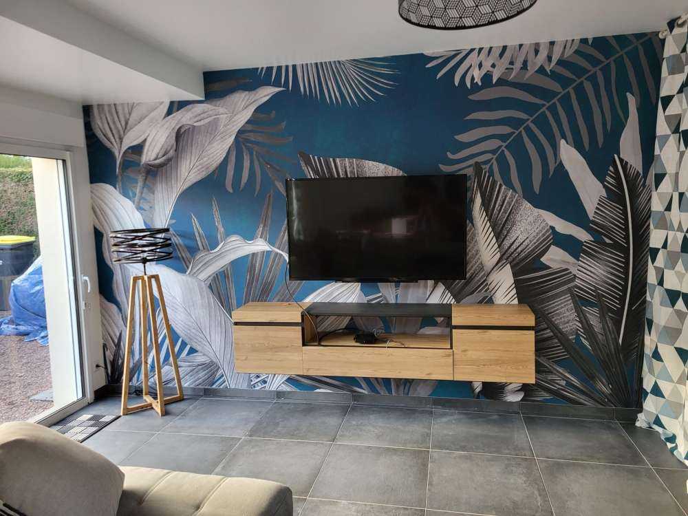 Feuilles tropicales sur fond bleu canard