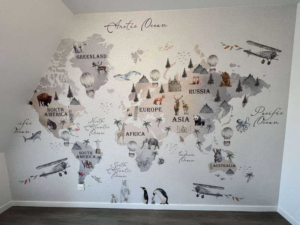 Carte du monde avec différents animaux