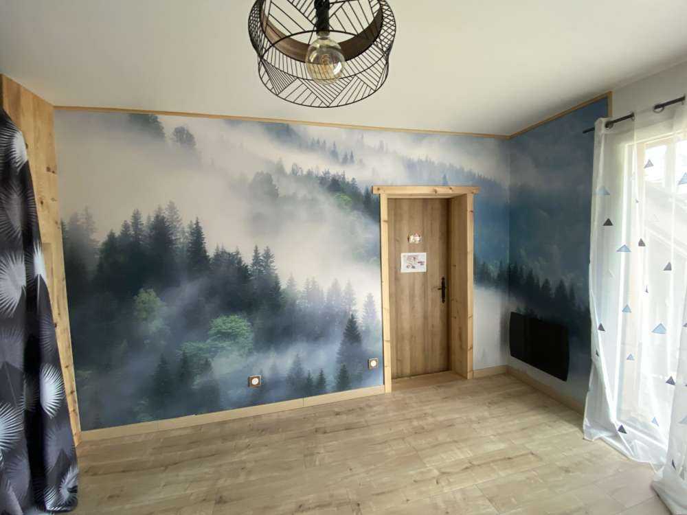 Forêt brumeuse dans les montagnes