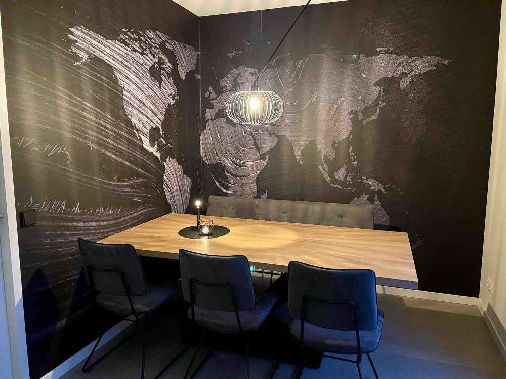 Carte du monde sur une feuille de palmier