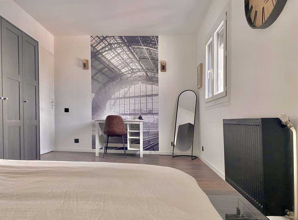 Lever de soleil sur une station en noir et blanc