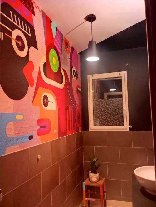 Des graffitis avec des visages
