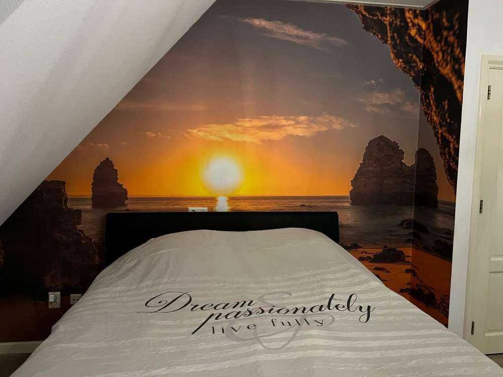 Lever de soleil depuis une grotte