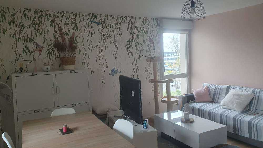 Branches et oiseaux suspendus