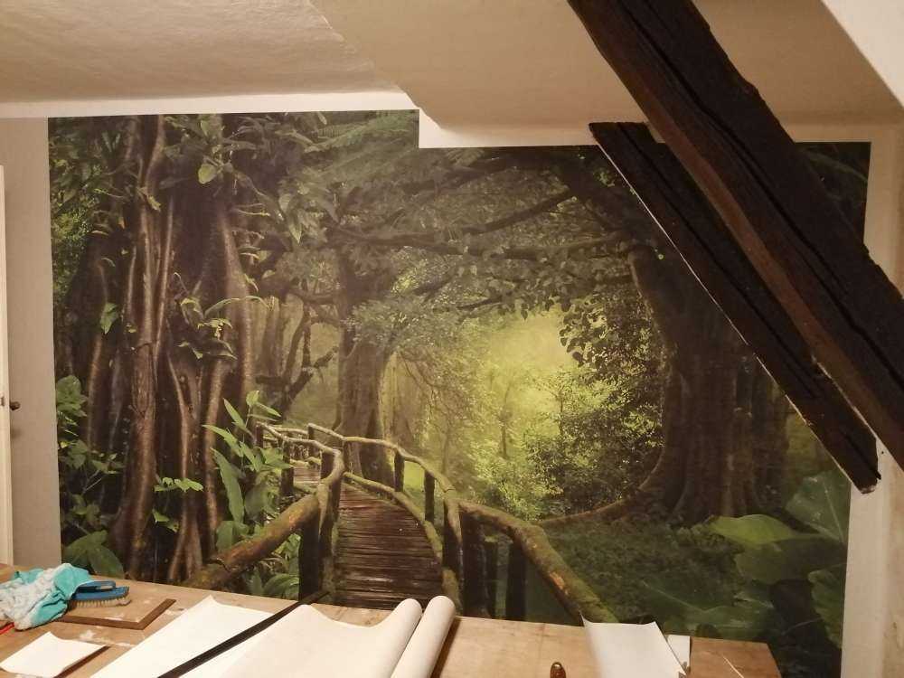 Pont en bois à travers une jungle verte