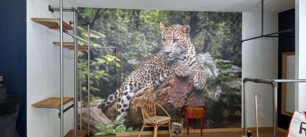 Un léopard sur une branche