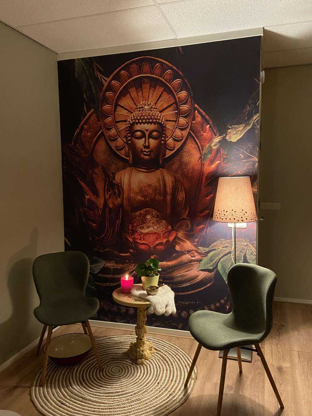 Bouddha avec des feuilles