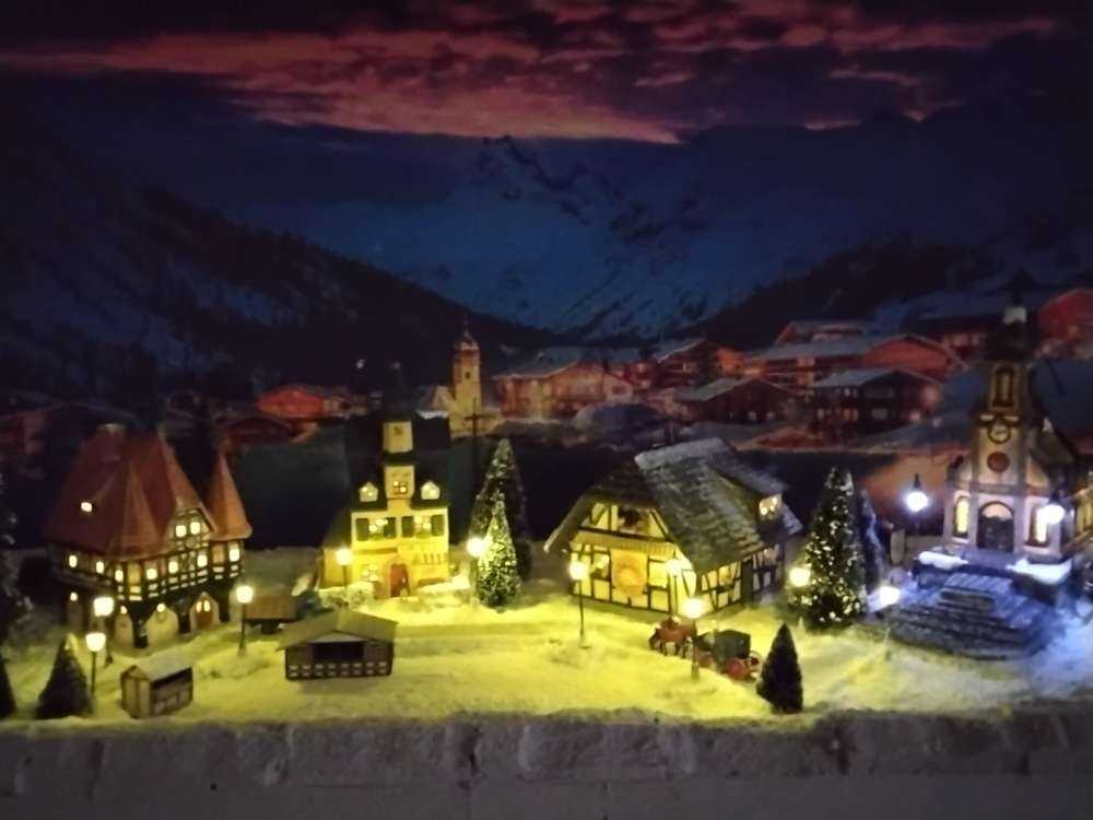 Lumière du soir sur un village de montagne enneigé