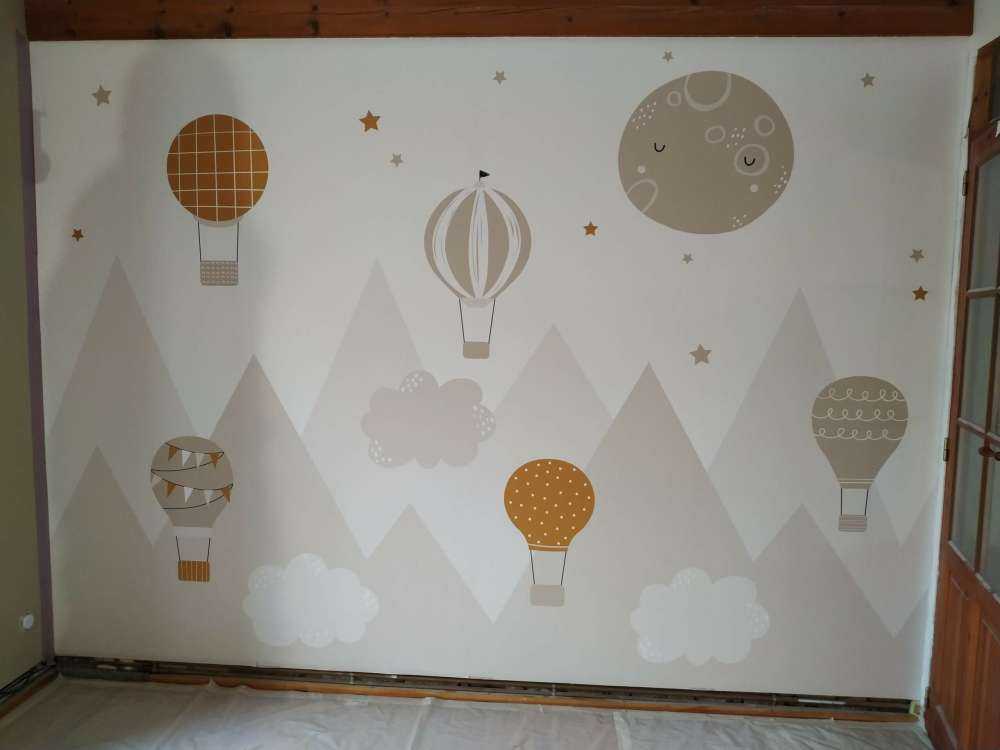 Montgolfières à travers les montagnes