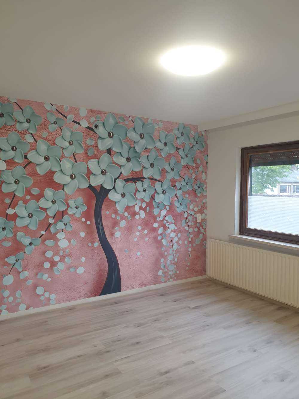 Arbre fantaisie noir avec des fleurs de menthe