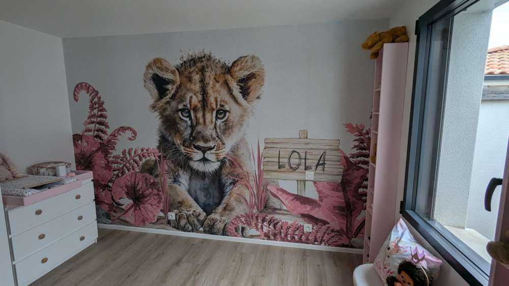 Bébé lion dans la jungle rose