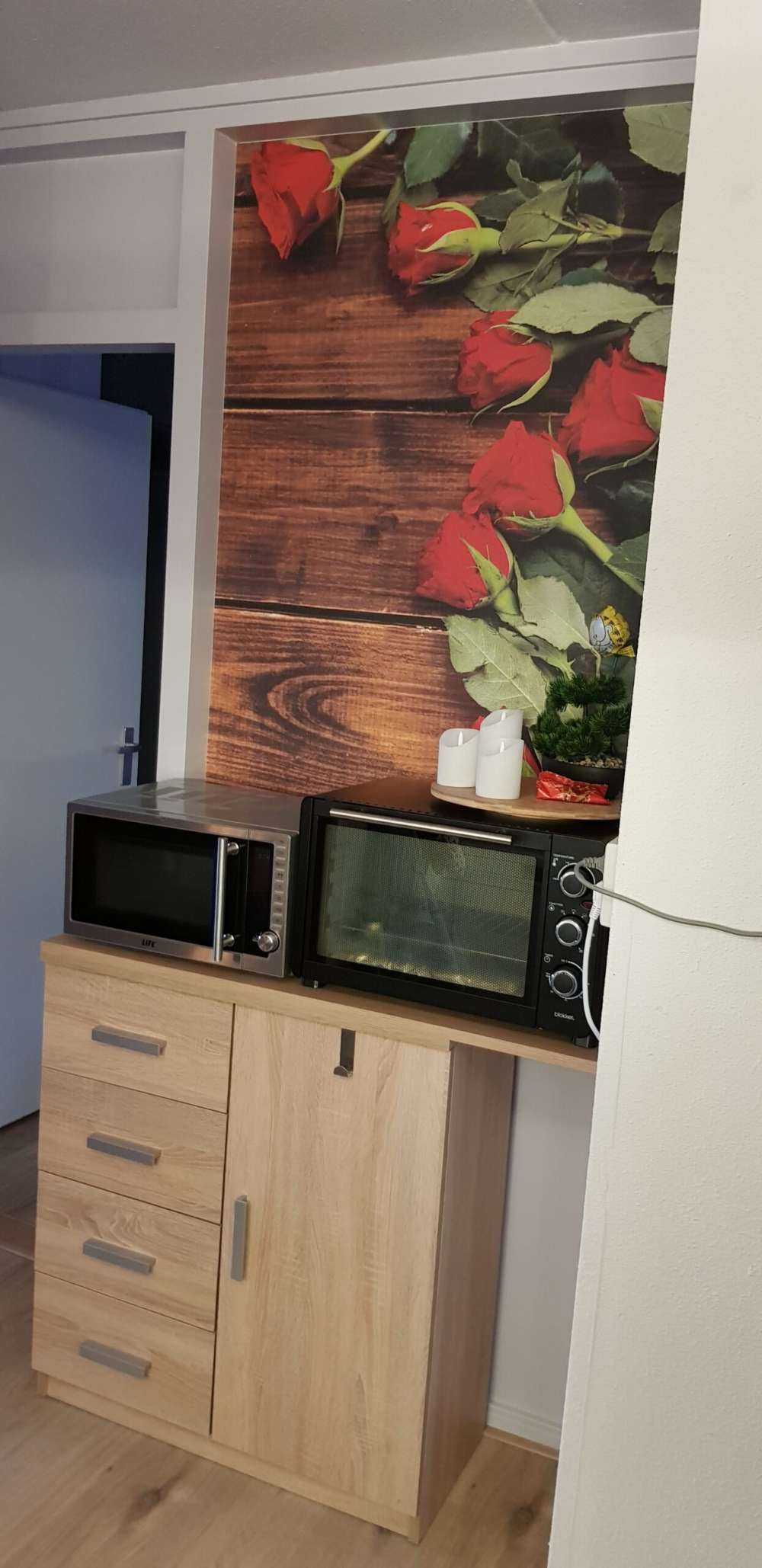 Roses rouges sur bois