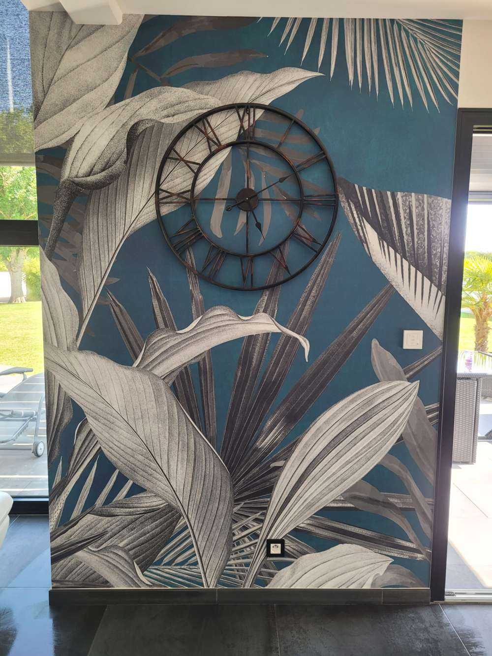 Feuilles tropicales sur fond bleu canard