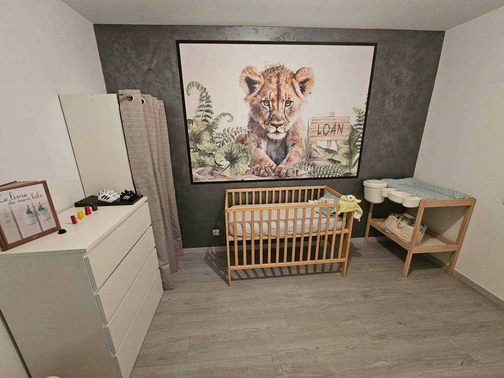 Bébé lion dans la jungle