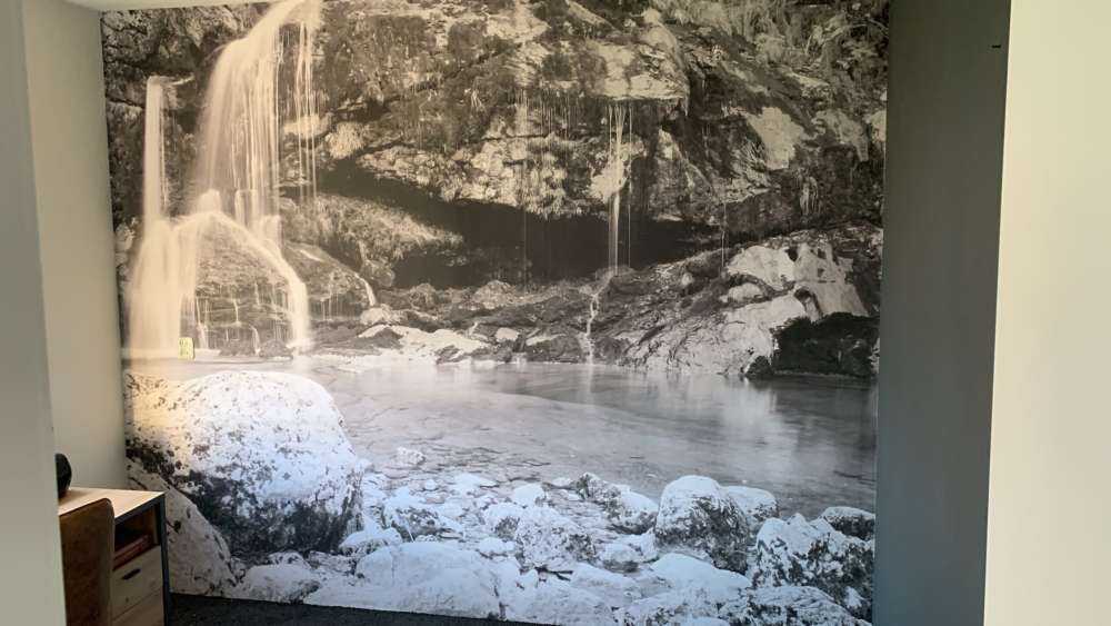 Chute d'eau au-dessus d'un mur de pierre
