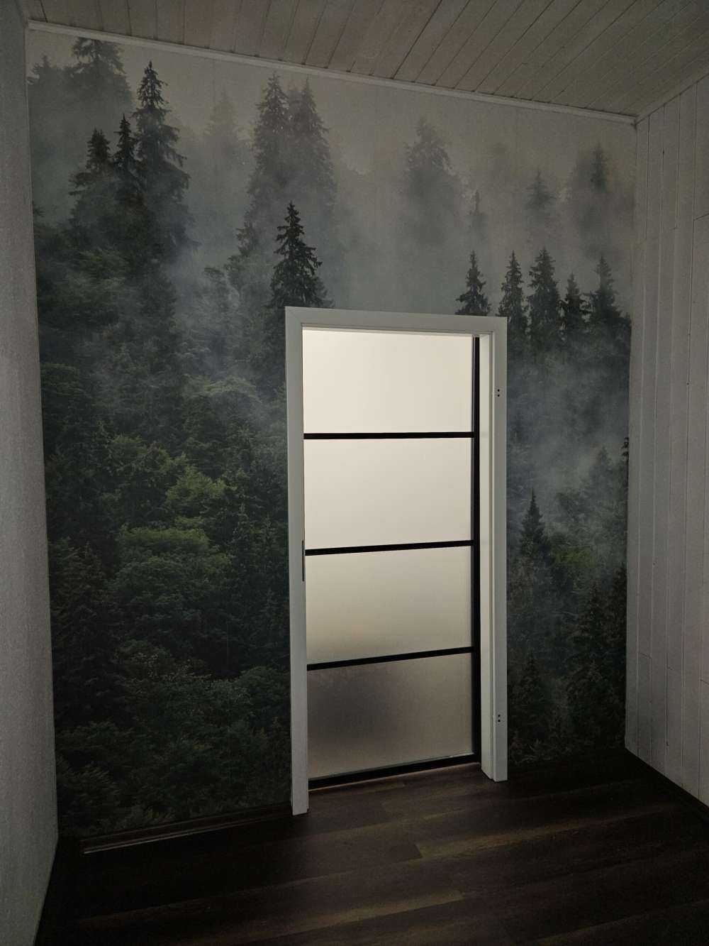 Paysage brumeux avec des arbres verts