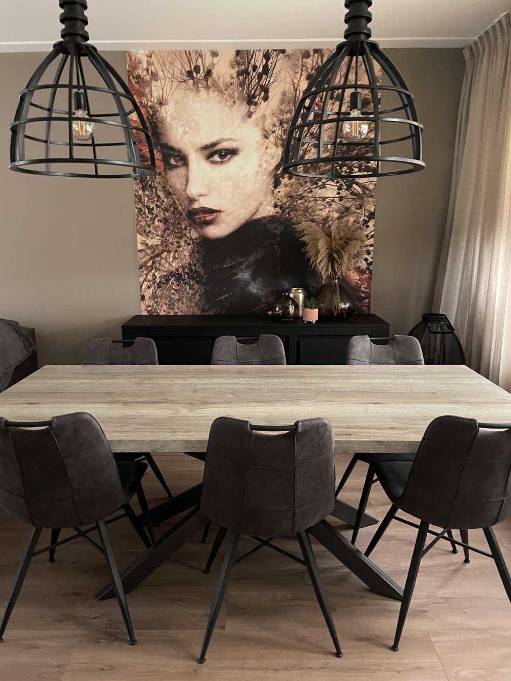 Femme et branches gracieuses