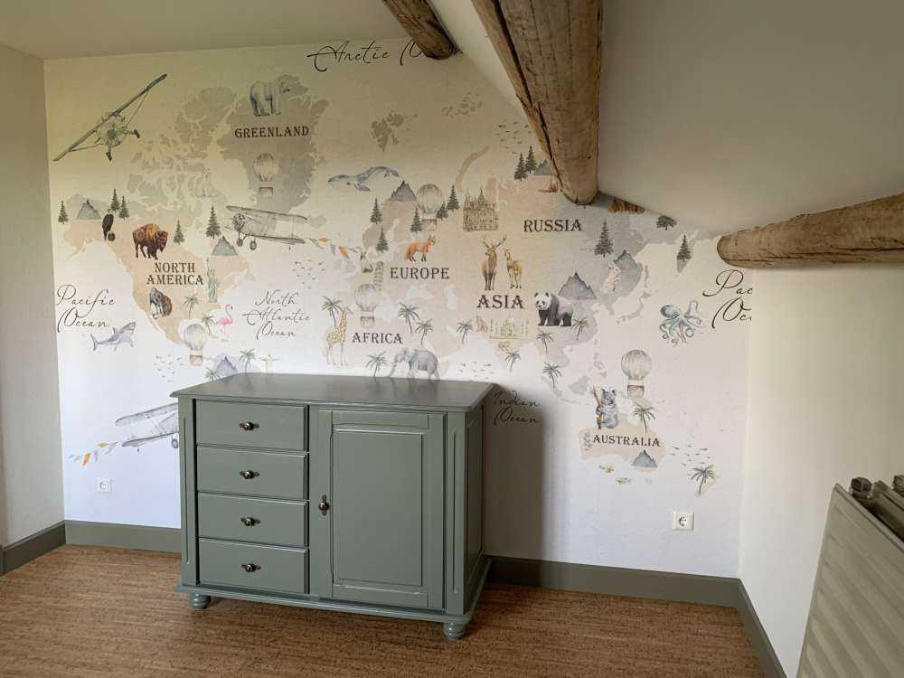 Carte du monde avec différents animaux