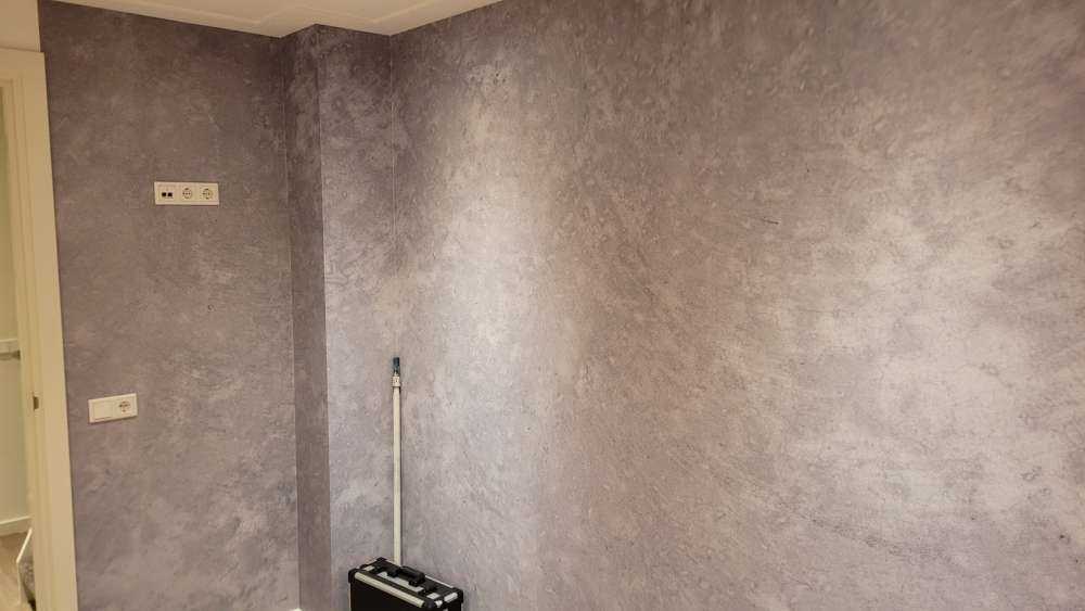 Béton sombre brossé