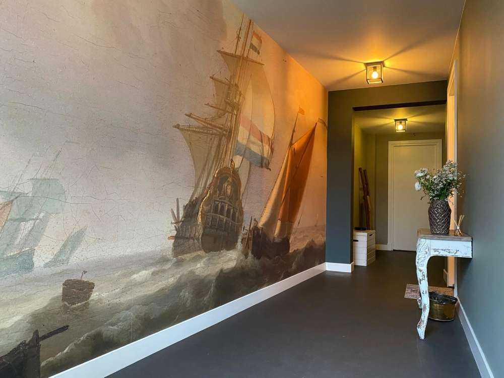 Mer rocailleuse avec des navires